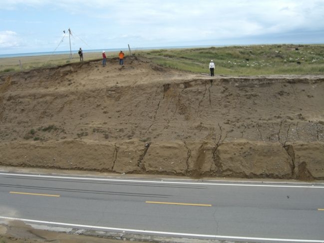 2006:09:03 23:29:13   Roadcut through Aeolian paleodunes on East Side of Lake d.jpg